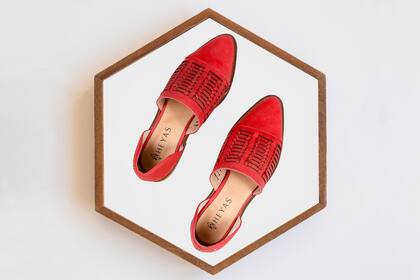Un toque rojo en los pies es todo lo que se necesita para sofisticar un look
