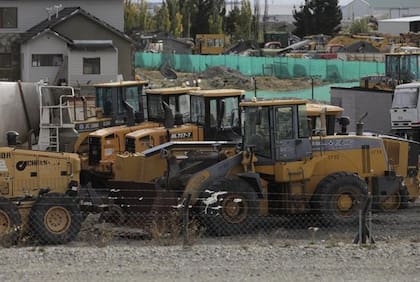 Un total de 43 retroexcavadoras y 236 camiones están arrumbados en el playón de la empresa de Báez