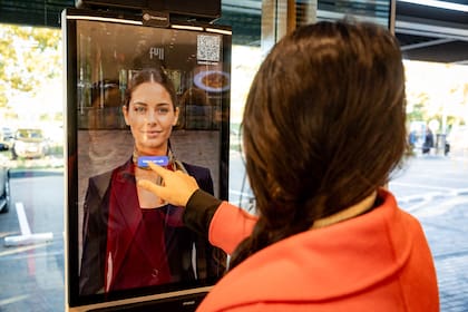 Un tótem con inteligencia artificial permite acceder a información de manera autónoma, sumando innovación y eficiencia a la experiencia Black de YPF.