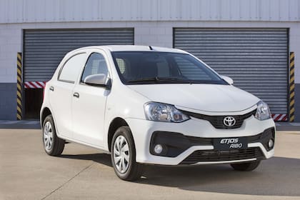 Un Toyota Etios hatchback cuesta $63.636 por día en agosto