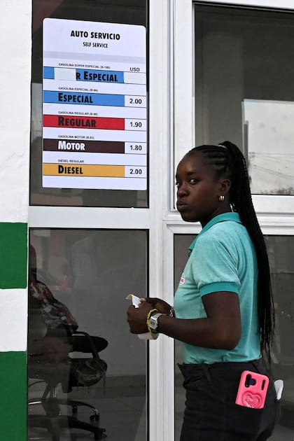 Un trabajador actualiza una lista de precios de combustible en dólares estadounidenses en una gasolinera de La Habana, el 15 de mayo de 2026.