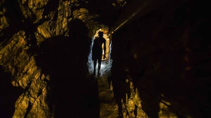 Un trabajador camina por un túnel en una mina de oro en El Callao, estado Bolívar, en el sureste de Venezuela