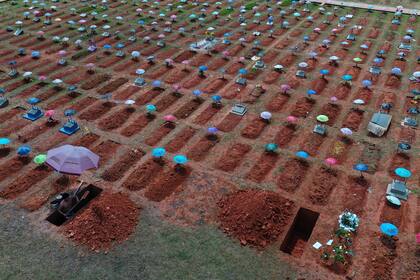 Un trabajador cava una tumba en el cementerio de San Juan en Iquitos, Perú en medio de la nueva pandemia de coronavirus.