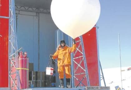 Un trabajador con un globo que hace ozonosondeo