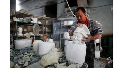 Un trabajador de Jinhua Partytime, realiza moldes en pleno proceso de fabricación