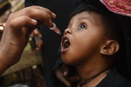 Un trabajador de la salud administra gotas de vacuna contra la poliomielitis a un niño durante una campaña de vacunación en la ciudad portuaria de Karachi en Pakistán el 21 de septiembre de 2020