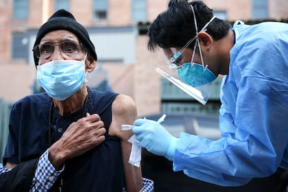 Un trabajador de la salud administra una dosis de la vacuna de Moderna contra el coronavirus en la comunidad de Skid Row el 10 de febrero de 2021, en Los Ángeles, California