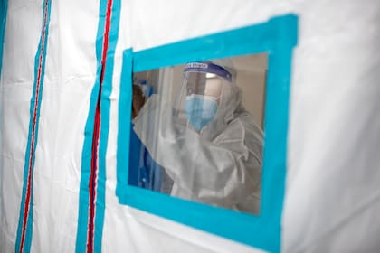 Un trabajador de la salud atraviesa una barrera protectora en la sala Covid-19 en el United Memorial Medical Center en Houston, Texas, el 4 de diciembre de 2020