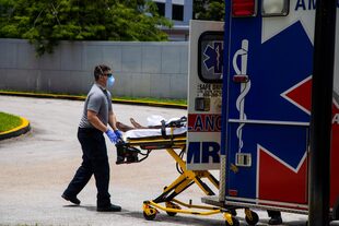Un trabajador de la salud en el Jackson Memorial Hospital de Miami. Florida vive un auge de casos por la variante delta. 