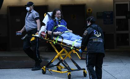 Un trabajador de la salud es trasladado al New York Plesbyterian Lower Manhattan Hospital
