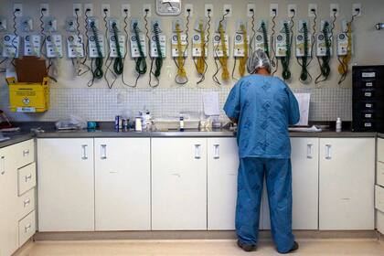 Un trabajador de la salud revisa los ventiladores de la unidad de cuidados intensivos, donde se trata a los pacientes infectados por COVID-19, en el hospital Emilio Ribas en Sao Pablo, Brasil.