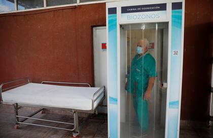 Un trabajador de la salud se desinfecta en una cabina de ozonización al retirarse de la terapia intensiva del Hospital Municipal Domingo Angio de José C. Paz 