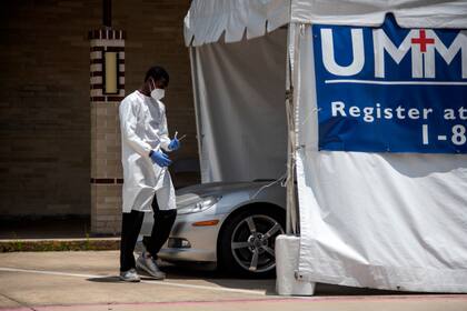 Un trabajador de la salud se prepara para realizar una prueba de coronavirus en un sitio de pruebas en la escuela secundaria Cullen, en Houston, Texas, ayer