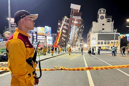 Un trabajador de rescate se encuentra cerca del sitio acordonado de un edificio inclinado después de un terremoto en Hualien, al este de Taiwán, el miércoles 3 de abril de 2024.
