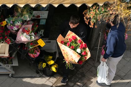 Un trabajador de una florería lleva una entrega por el Día de San Valentín en Madrid, España