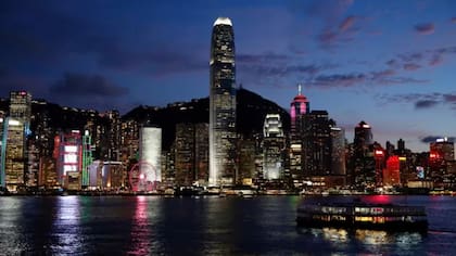 Un trabajador del sector servicios en Hong Kong necesitaría en promedio el salario total de 24 años para poder adquirir un departamento de 60 m2 en el centro de la ciudad.