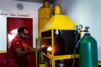 Un trabajador derrite el oro en una tienda de Itaituba