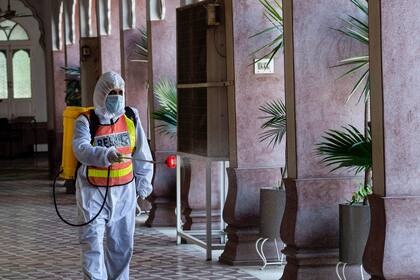 Un trabajador desinfecta una mezquita durante el mes sagrado islámico del Ramadán, en Peshawar