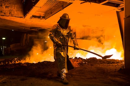 Un trabajador en un horno de la empresa acerera Salzgitter AG, en Salzgitter, Alemania