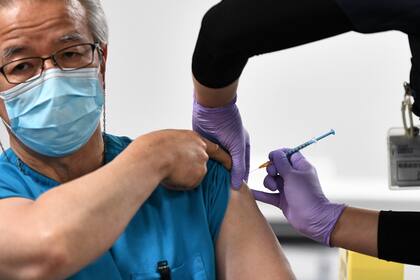 Un trabajador médico recibe una dosis de la vacuna de Pfizer-BioNTech contra el coronavirus mientras el país lanza su campaña de inoculación en el Hospital Chiba Rosai en Ichihara, Japón, el 17 de febrero de 2021