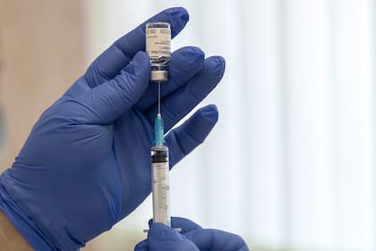 Un trabajador médico ruso prepara una inyección de la vacuna rusa contra el coronavirus Sputnik V en Moscú