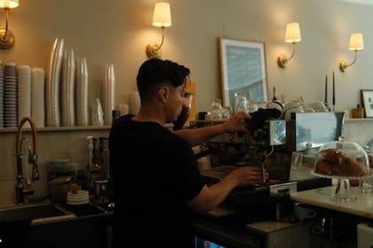 Un trabajador prepara café en el Bedford Studio de Nueva York