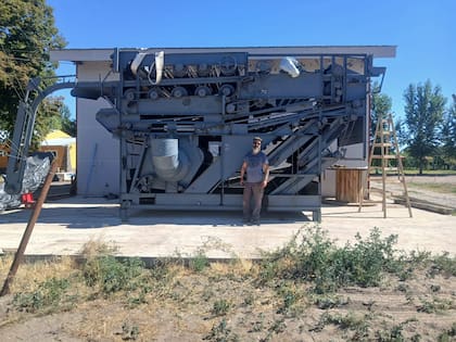 Un trabajador que ayuda a los productores en la producción