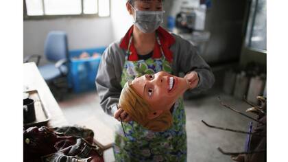 Un trabajador realiza controles de calidad