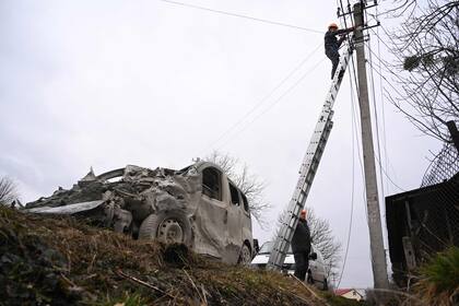 Un trabajador repara una línea eléctrica tras un ataque rusa en el pueblo de Velyka Vilshanytsia, a unos 50 km de Lviv, el 9 de marzo de 2023.
