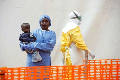 Un trabajador sanitario rocía un desinfectante cerca de un presunto paciente de ébola en un centro de tratamiento en la ciudad de Butembo, en el este del Congo