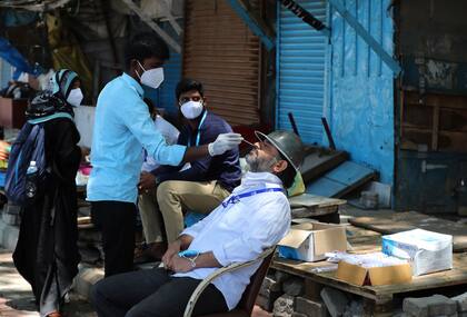 Un trabajador sanitario toma una prueba de detección del COVID-19  en Bengaluru, India