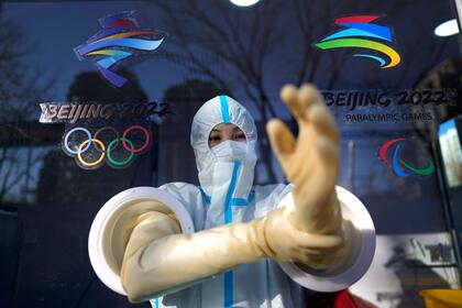 Un trabajador se apresta a aplicar una prueba de COVID-19 en los Juegos Olímpicos de Invierno en Pekín