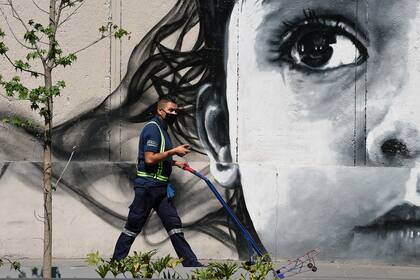 Un trabajador usa una máscara facial contra la propagación del nuevo coronavirus en la Ciudad de México el 8 de abril de 2020