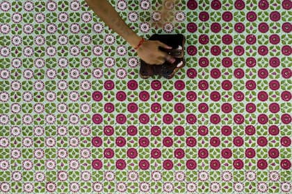 Un trabajador utiliza la técnica de estampado manual sobre una tela de algodón, en las afueras de Jaipur, en el estado indio de Rajasthan