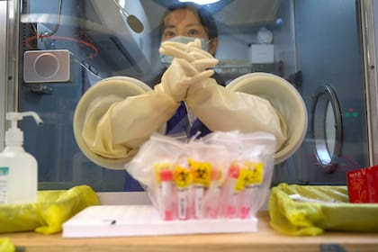 Un trabajadora médica espera a que la siguiente persona se someta a una prueba de hisopado para detectar el coronavirus en un hospital de Pekín, China, el 30 de diciembre de 2020