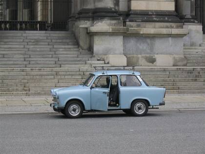 Un Trabant, clásico auto de Alemania Oriental, en una imagen berlinesa de los años 50