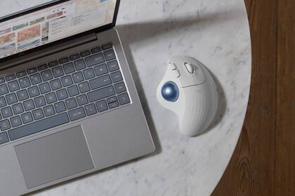 Un trackball inalámbrico Ergo M575S de Logitech