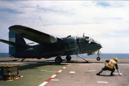 Un Tracker S-2E en el portaaviones 25 de mayo