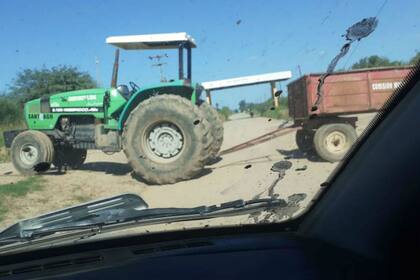 Un tractor de la Comisión Municipal de Arenales en el departamento de Jimenez, Santiago del Estero, impidiendo el paso para todo el tránsito en la ruta