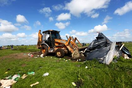 Un tractor demuele una de las casillas del predio de Guernica