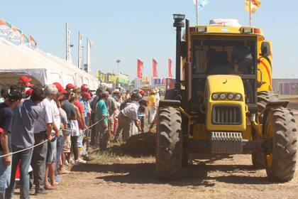 Un tractor realiza su trabajo en una de las muestras dinámicas