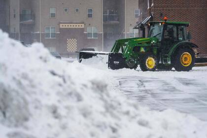 Un tractor remueve nieve en Ankeny, Iowa. (Jim WATSON / AFP)