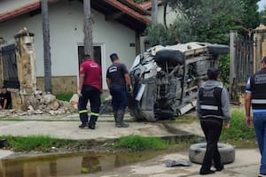 Chocaron, cambiaron de vehículo para fugarse y terminaron detenidos al volcar con el otro auto
