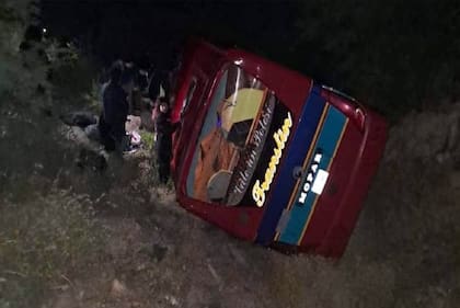 Un trágico accidente sobre la ruta que une a Sucre y Potosí, senda que transitará Boca para enfrentar a Nacional el miércoles, dejó cuatro muertos y 36 heridos