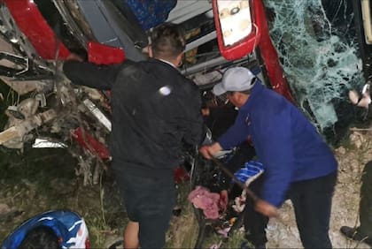 Un trágico accidente sobre la ruta que une a Sucre y Potosí, senda que transitará Boca para enfrentar a Nacional el miércoles, dejó cuatro muertos y 36 heridos