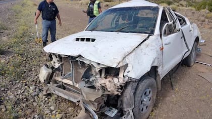 Un trágico siniestro vial ocurrió el pasado miércoles 13 de febrero en la ruta 43, en la provincia de Neuquén, cuando una mujer perdió el control de su camioneta y protagonizó un violento vuelco