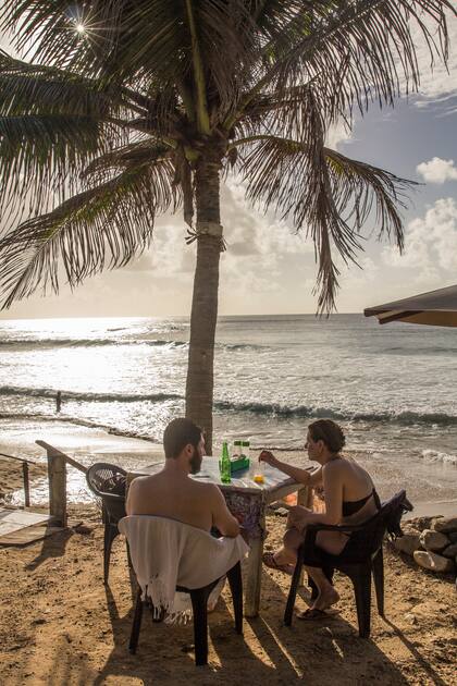 Un trago al atardecer en la Praia Boldró.