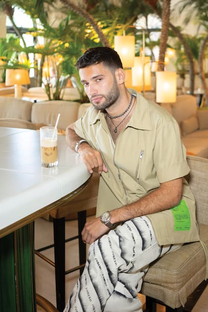 Un trago en el bar del Four Seasons Surfside.