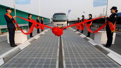 Un tramo de la autopista inaugurada en China, que tiene paneles solares bajo el pavimento