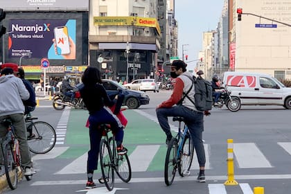 Un tramo de la ciclovía sobre Corrientes, en su cruce con la 9 de Julio; junto a Córdoba, fueron las dos primeras avenidas en sumar los carriles exclusivos